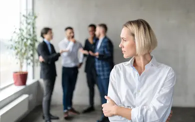 Dyskryminacja w pracy: co to i jak udowodnić? Przykłady